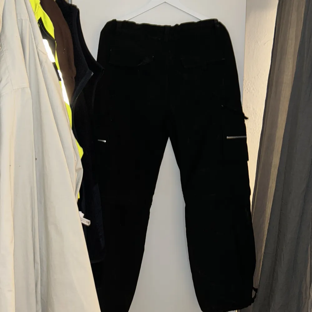 Cargo byxsor från disel med en justeringsbar midja och avtagbar under ben vilket gör dom till shorts cond 7/10 . Jeans & Byxor.