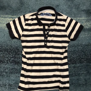 Randig race marine tisha  - T shirt med krage