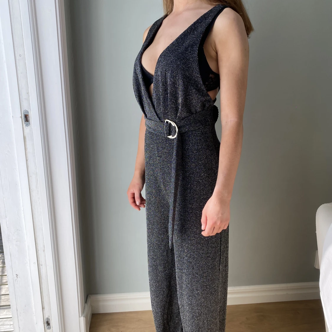 Oanvänd glittrig byxdress - 90