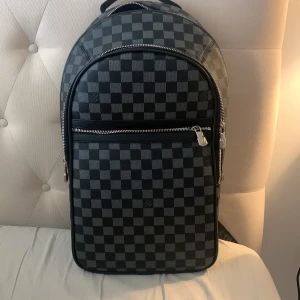 Louis Vuitton backpack cloth  - Dags att sälja min grymma ryggsäck. Börjar bli ont om plats och används tyvärr inte så mycket som det va tänk.  En grym väska som passar för alla tillfällen,