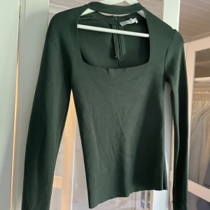 Zara tröja  - En jätte fin trendig tröja från zara, funkar både till fest men i vardagen. I jätte fint skicka och knappt använda. Säljer pgv att den är för stor. Jag står för frakt! 🫶🏼