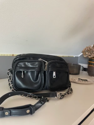 Väska - Skit snyggväska med silver detaljer, pris kan diskuteras