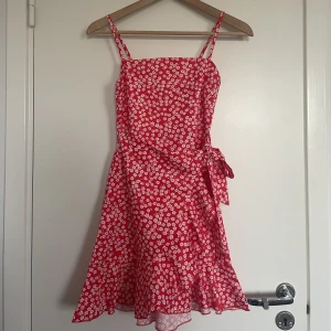 Blommig sommarklänning whitefox XS - Fin blommig klänning från Whitefox Boutique, endast använd en gång - nyskick! Perfekt till midsommar och semestern.
