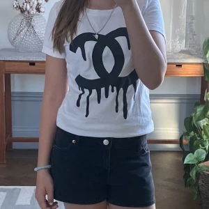 Fakie Chanel tröja - Jättefin Fakie Chanel T-shirt köpt på Jackie för 600 kr! Mitt pris 300kr. Aldrig använd. Kom med prisförslag! (Frakt ingår ej!)💘