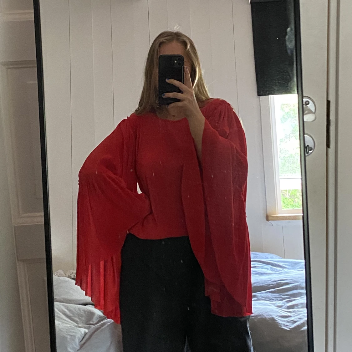 Röd blus med vida ärmar