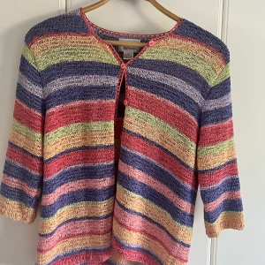 Flerfärgad kofta - Världens finaste kofta, som inte kommer till användning.   Hittat på Second Hand och sparsamt använd.   Storlek M. Vissa lösa ”trådar”, som bilden visar. Annars mjukt, svalt material.