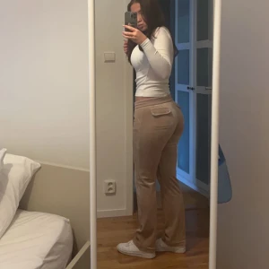 juicy byxor - juicy byxor i färgen warm taupe i storlek XS, inga fläckar eller skador. Säljs då de ej används, högsta bud : 550kr