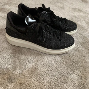 Svarat glitter skor - Säljer dessa supersnygga svarat glitter skor, som verkligen piffar upp en outfit! Använda men i bra skick 