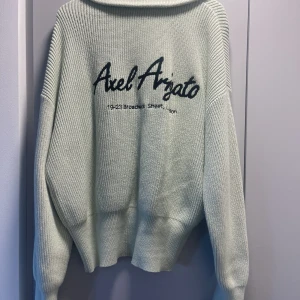 Stickad tröja- Arigato - En mintgrön stickad tröja. Använd fåtal gånger. Framgår ej storlek på tröjan men skulle tippa på L.
