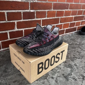 Yeezy 350 Yecheil Reflective  - Säljer nu mina använda yeezys. De är lite slitna men ser fortfarande fräscha ut.   Storlek: 41 1/3 Skick: 8/10 Finns att hämta i Helsingborg, går även att frakta!