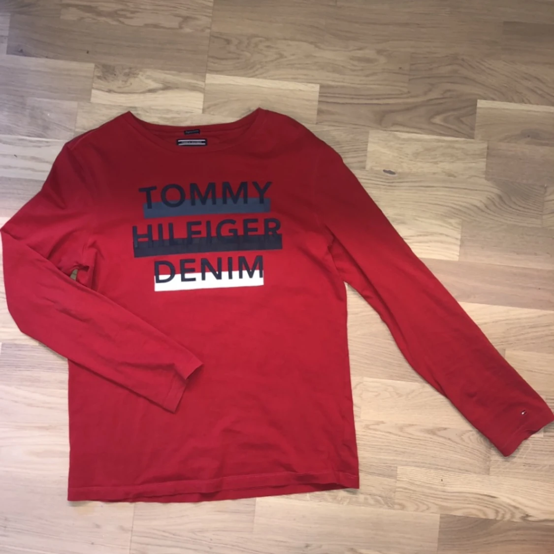 Röd långärmad - Tommy Hilfiger - 90