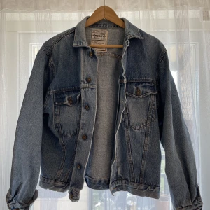 Jeansjacka - Äldre jeansjacka, märke enligt sista bilden. Hyfsat kort modell med breda snygga armar! 