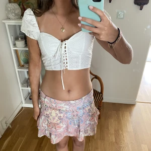 Somrig magtröja - Jättesöt magtröja köpt från h&m använd endast en gång så i superbra skick 🥰 perfekt till sommaren💕köp nu för 200 men pris kan diskuteras🥰
