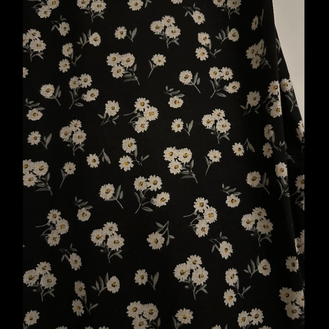 Svart, blommig klänning - 90