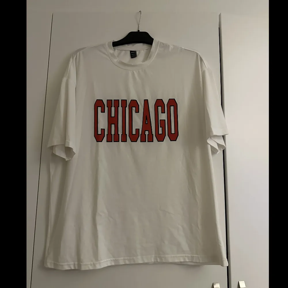 En vit oversized t-shirt med Chicago tryck. Knappt använd. . T-shirts.