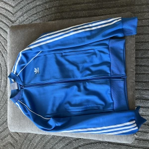 Blå adidas kofta - Tja, säljer en väldigt fin ljus blå adidas kofta i storlek S som är i bra skick😊