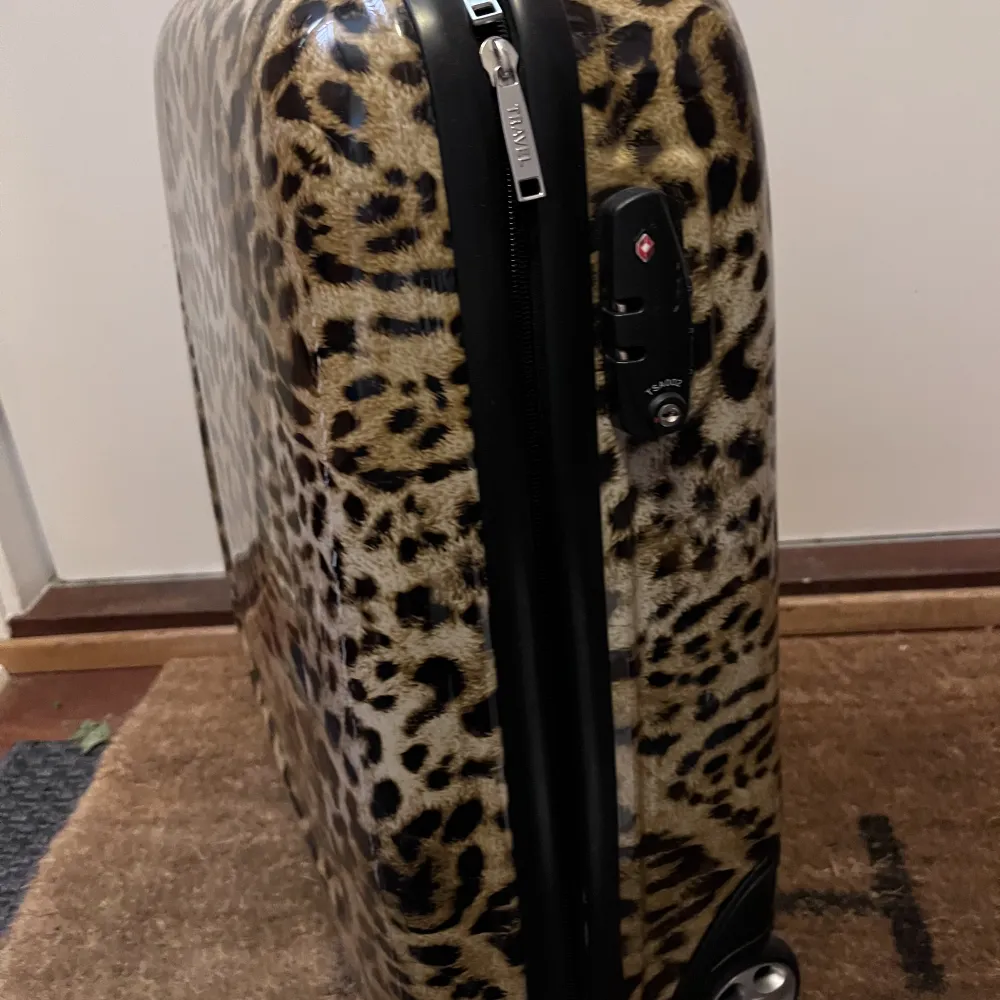 Liten resväska som är sparsamt använd. Den är runt 54-60 cm. Så den kan gå som kabinväska beroende på flygbolag. Har mycket utrymme. Den är köpt för några år sedan samt att jag har nydligen köpt en nyare resväska så därför jag säljer denna nu. . Väskor.