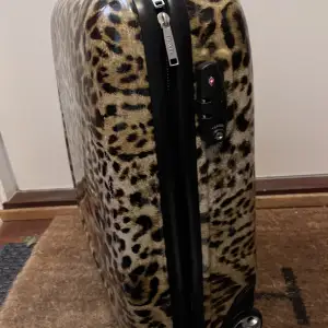 Liten resväska som är sparsamt använd. Den är runt 54-60 cm. Så den kan gå som kabinväska beroende på flygbolag. Har mycket utrymme. Den är köpt för några år sedan samt att jag har nydligen köpt en nyare resväska så därför jag säljer denna nu. 