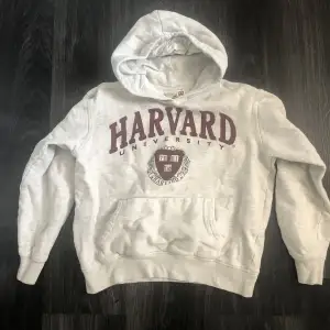 Säljer nu en grå Harvard Hoodie använd några gånger men inga fläckar den är i storlek xs vänligen hör av dig om du har frågor eller undrar något.