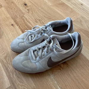 Sambas? - Vintage NIKE skor i beige / brun färg. Ser ut som Samba modellen men mkt äldre. I fint skick.   Litet slitage bakom. 