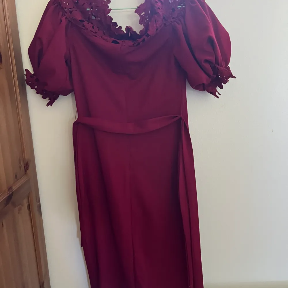 En jätte Fancy fest klänning i färgen vin röd 💕 pris kan diskuteras . Klänningar.