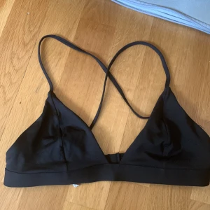 Bikinitop - Bikinitop som kan vara med korsade remmar på ryggen och även vanligt. Priset är förhandlingsbart.