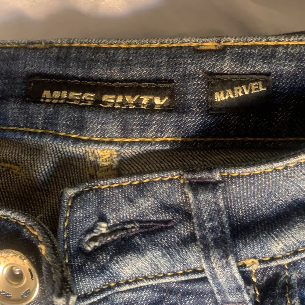 Ett par as snygga miss sixty jeans (lågmidjade) äkta med logga där bak köpt second hand för 760kr är lite långa för mig som är ca 163 ❤️ säljer pga anspändes nästan alldrog ❤️ andvänt max 4 gånger ❤️pris kan diskuteras ❤️skriv om ni är intresserade . Jeans & Byxor.