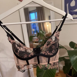 Bustier - Bustier från Victorias Secret, aldrig använd, oklart vilken storlek det är men det står 32D (tror det är utländsk storlek). I vilket fall passar den bra på mig som har 70B i storlek och är en S. Aldrig använd så nyskick❤️