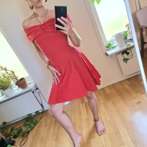 Röd off-shoulder - Röd off-shoulder klänning med rosett vid bysten. Helt gudomlig och SKÖN. Har aldrig varit så bekväm under en hel dag och kväll som i denna! Dessutom kvalitet framför kvantitet i detta tyg (ej stetch, men ändå skön) 🌹💃 Stlk ca 36