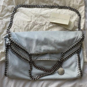 Stella Mccartney väska  - Säljer min ljusblå Stella Mccartney väska. Använd mycket men sparsamt. Har några enstaka defekter såsom väldigt lite roséfärgad kedja på få ställen. Skriv för fler detaljerade bilder! Dustbag och äkthetsbevis medkommer. 💖 