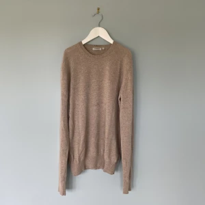 100% Kashmir tröja S - Säljer denna snygga 100% Kashmir tröja från J.lindeberg som kommer vara dunder under sommaren | Skick: 9.5/10 endast använd tre gånger | Nypris: 3000 kr | Budgivningen kickar igång på 1 kr | Hör av er vid minsta fråga eller fundering :)