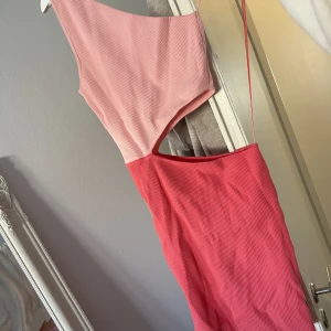 Klänning bershka  - Oanvänd klänning i storlek M ☺️🌸
