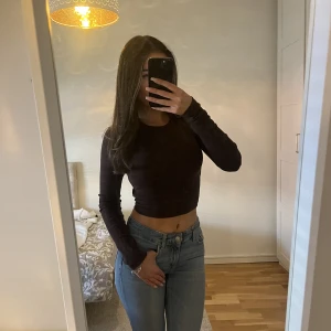 Tröja - Enkel och snygg brun tröja från Gina Tricot. Aldrig använt då det inte riktigt är min stil längre, säljer för 70 kr.🤍 Köpare står för frakt :)