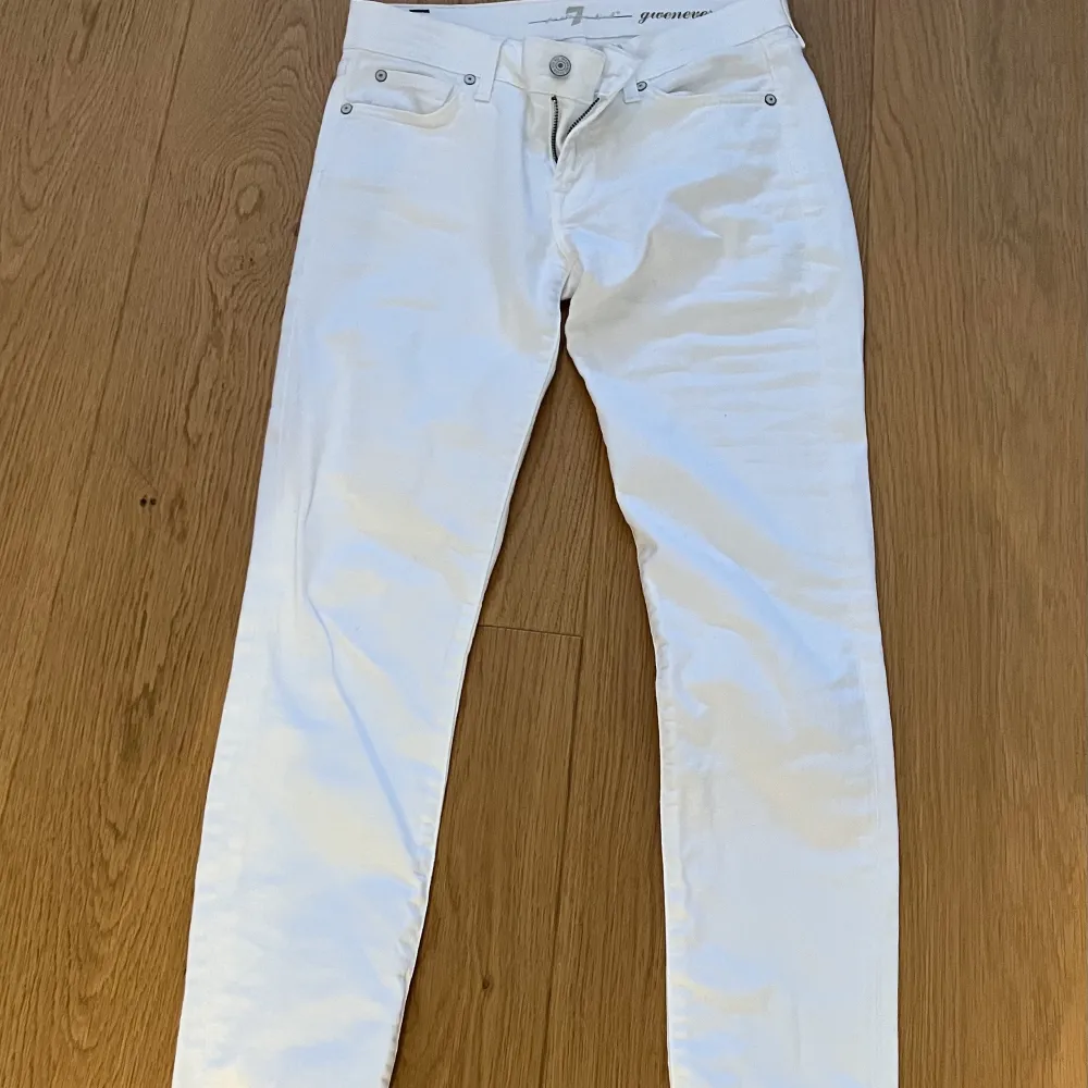 Super fina vita jeans utan fläckar, modell Gwenevere. Skinny modell. Köpta på NK för 1700 kr, kvitto finns inte kvar. Jeans & Byxor.