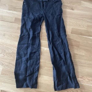 Svarta linnebyxor stock lm - Dessa svarta linnebyxor är i bra skick, tyvärr dock inte längre min storlek. Orginalpris 600kr 