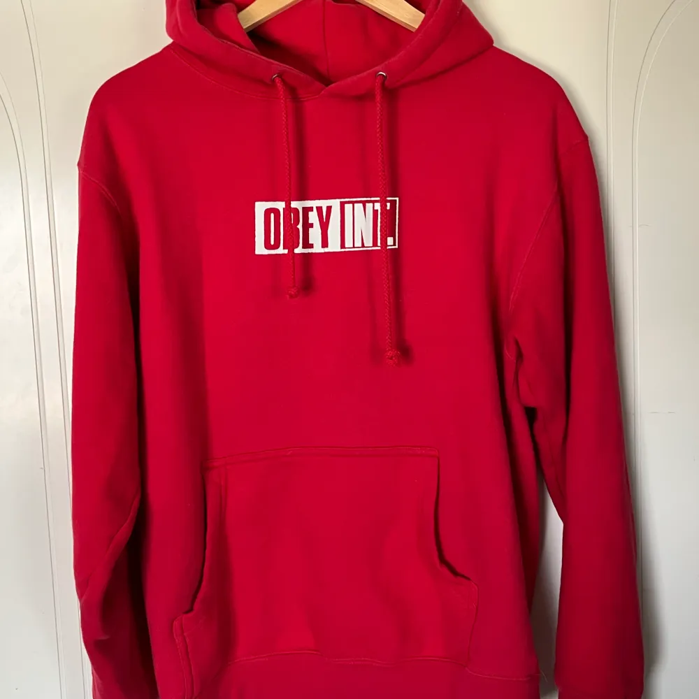 Snygg röd hoodie från obey. Small. Fläckfri och riktigt fräsch. Hoodies.