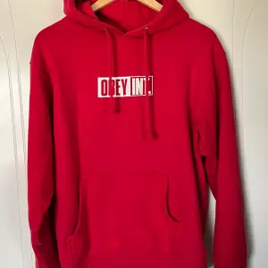 Snygg röd hoodie från obey. Small. Fläckfri och riktigt fräsch