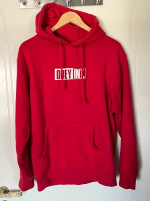 Röd hoodie, Obey, small - Snygg röd hoodie från obey. Small. Fläckfri och riktigt fräsch