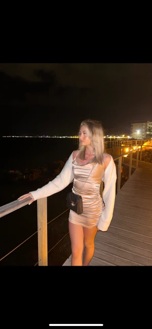 Satin klänning  - Skit snygg klänning i satin.😍