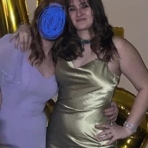 Olivgrön balklänning - Finaste klänningen till festligheter, olivgrön med ett guldskimmer! Fick så mycket komplimanger 🌼Behöver nj sälja då jag flyttar inom kort och inte kommer ha någon användning av den..