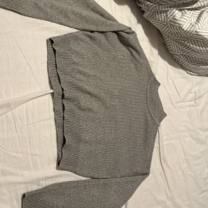 Tröja  - Helt ny och oanvänd 