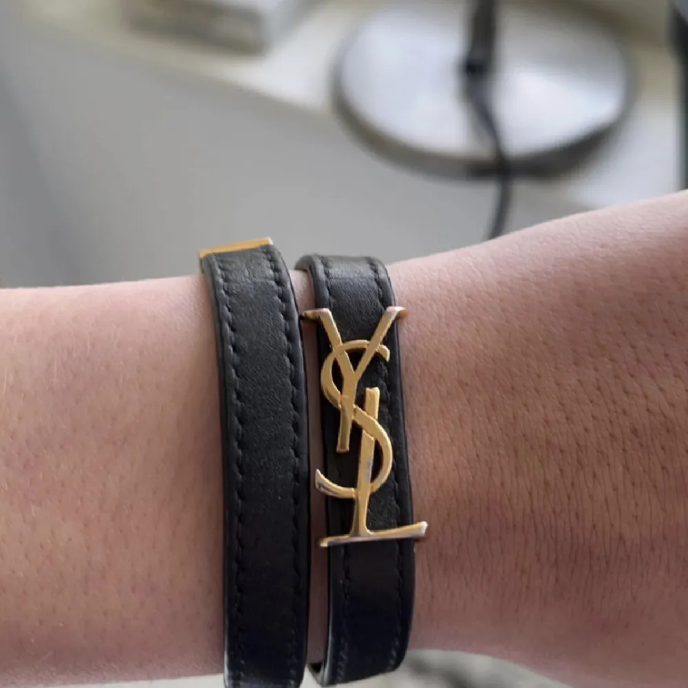 Säljer nu mitt jättefina YSL, Yves Saint Laurent, armband. Jätte fint armband men använder inte guld smycken så ofta och därmed kommer det inte tillräckligt till användning. Pris går att diskutera. Mer bilder eller frågor så skriv privat💕😊. Accessoarer.