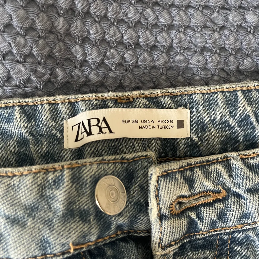 Snygga Jeans från Zara, sparsamt använda. Jeans & Byxor.