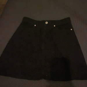 Kjol - Svar jeans kjol. Använd fåtal gånger!💗