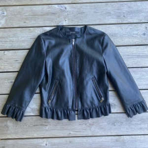 Trefrjärdedels jacka - Sjukt snygg minijacka i fejkläder! Fin volangkant och trefjärdedelsärmar. Tajt passform. 