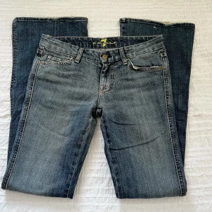 Jeans - Lågmidjade jeans från 7 For All Mankind. Använda men i bra skick. Storlek 26. Midjemått 76 cm, grenhöjd ca 19 cm, Innerbenslängd 83 cm. Jag är 173 cm för referens. Priset går inte att diskutera. Använd gärna KÖP NU om du vill köpa.