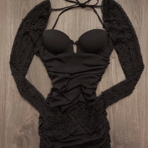 oh polly klänning  - ( lägger ut igen då de blir gratis frakt ) Så fin klänning från Oh Polly😩 Använd endast en gång, så fortfarande i nyskick. Nypris över 1000 kr med frakt. Storlek 4 vilket motsvarar xxs/xs ❤️ Hör av er om ni har funderingar eller om ni vill ha fler bilder🤗