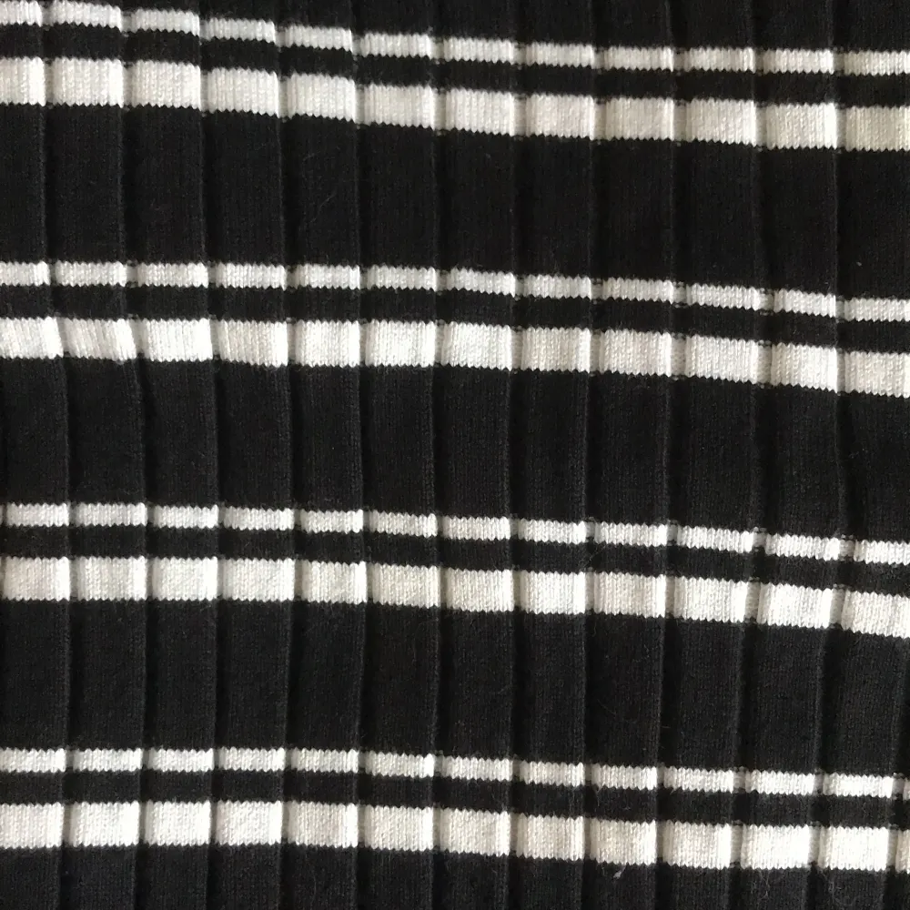 Ett tjockare svartvitt randigt linne som är lite croppad. Säljer för att den inte kommer till användning :). Toppar.