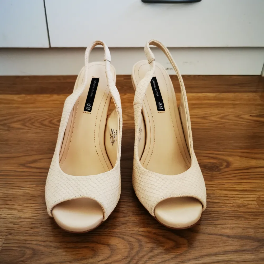 High heels from H&M size 38. High quality leather. Used only few hours. Skor.