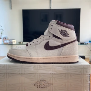 Jordan 1 high a ma maniere storlek 40,5 - Jordan 1 high a ma maniere som är helt nya och oanvända  legit check och kvitto ingår ny pris är ungefär 3000kr säljer för 1799kr kan gå ner i pris vid snabb affär 